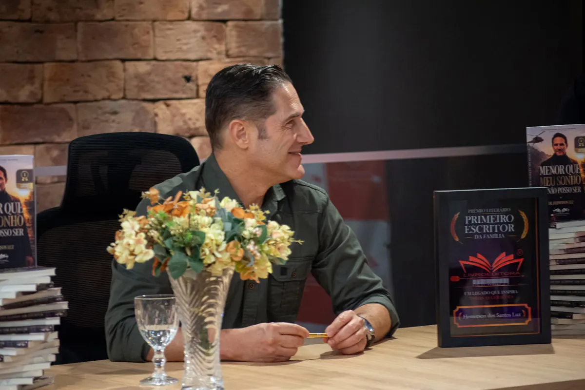 Dr. Hemerson Luz recebe o Prêmio Literário Primeiro Escritor da Família da Livro Editora.