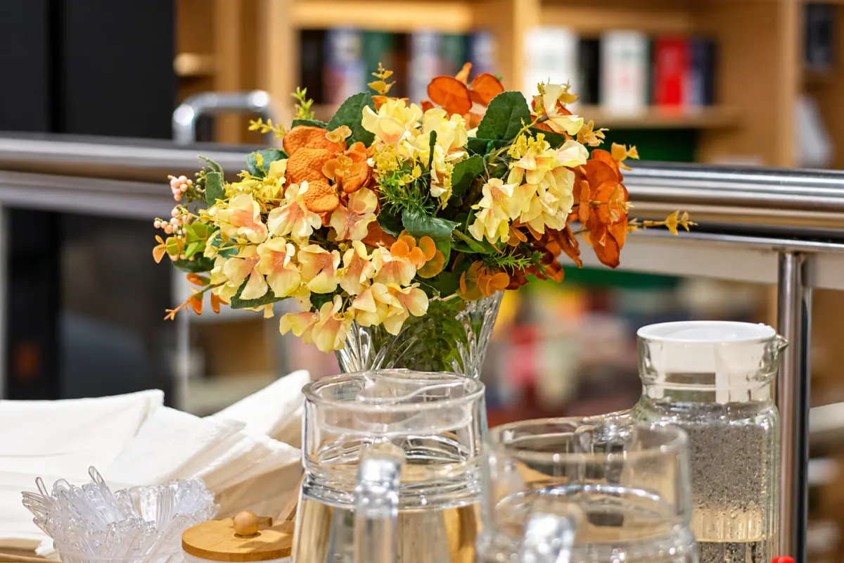 Decoração do evento com arranjo de flores para os convidados