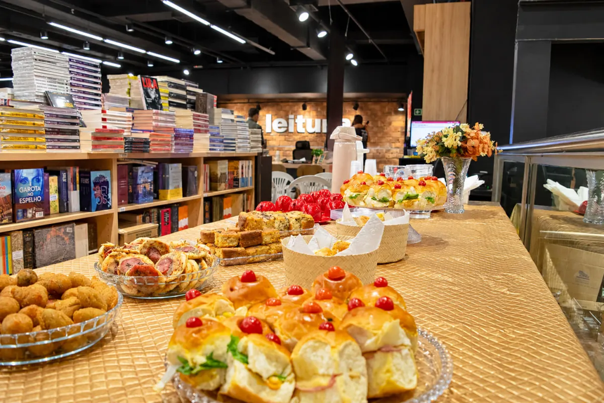 Mesa de coquetel com petiscos no lançamento em livraria Leitura