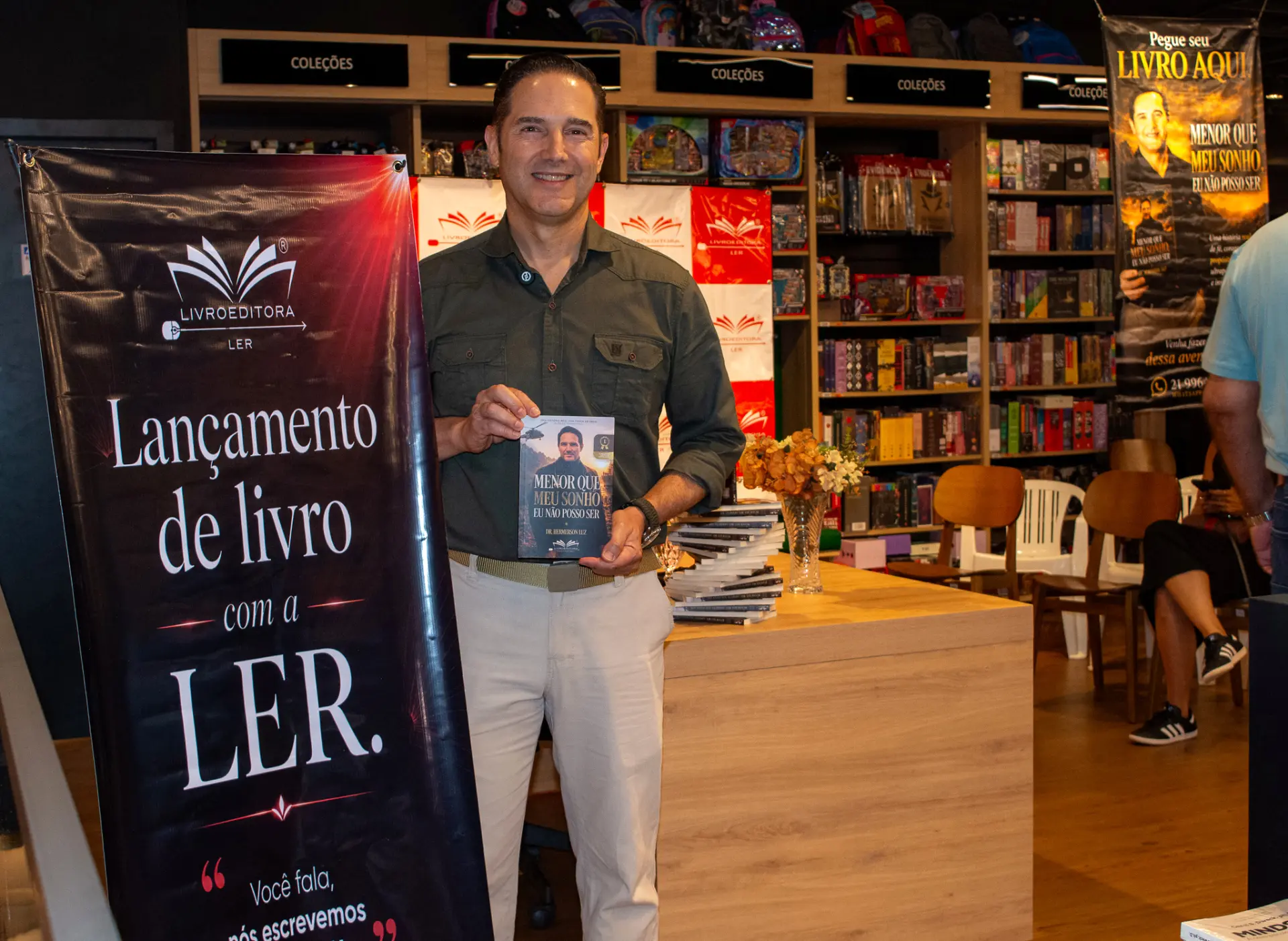 Lançamento do livro Menor que meu sonho eu não posso ser, do Dr. Hemerson Luz, em livraria