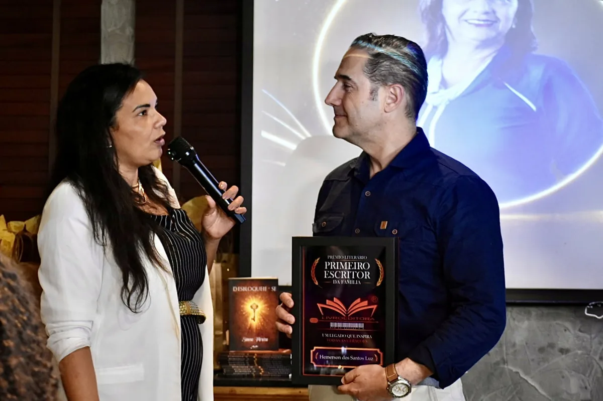 Dr. Hemerson Luz recebe o Prêmio Primeiro Escritor da Família